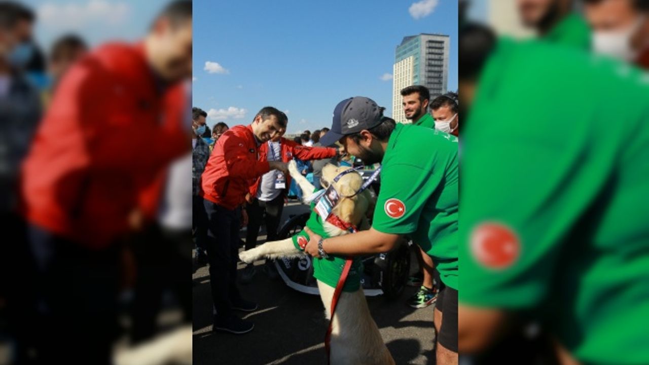 TEKNOFEST Yönetim Kurulu Başkanı Bayraktar, yarışmacı gençlerin çağrısına kayıtsız kalmadı