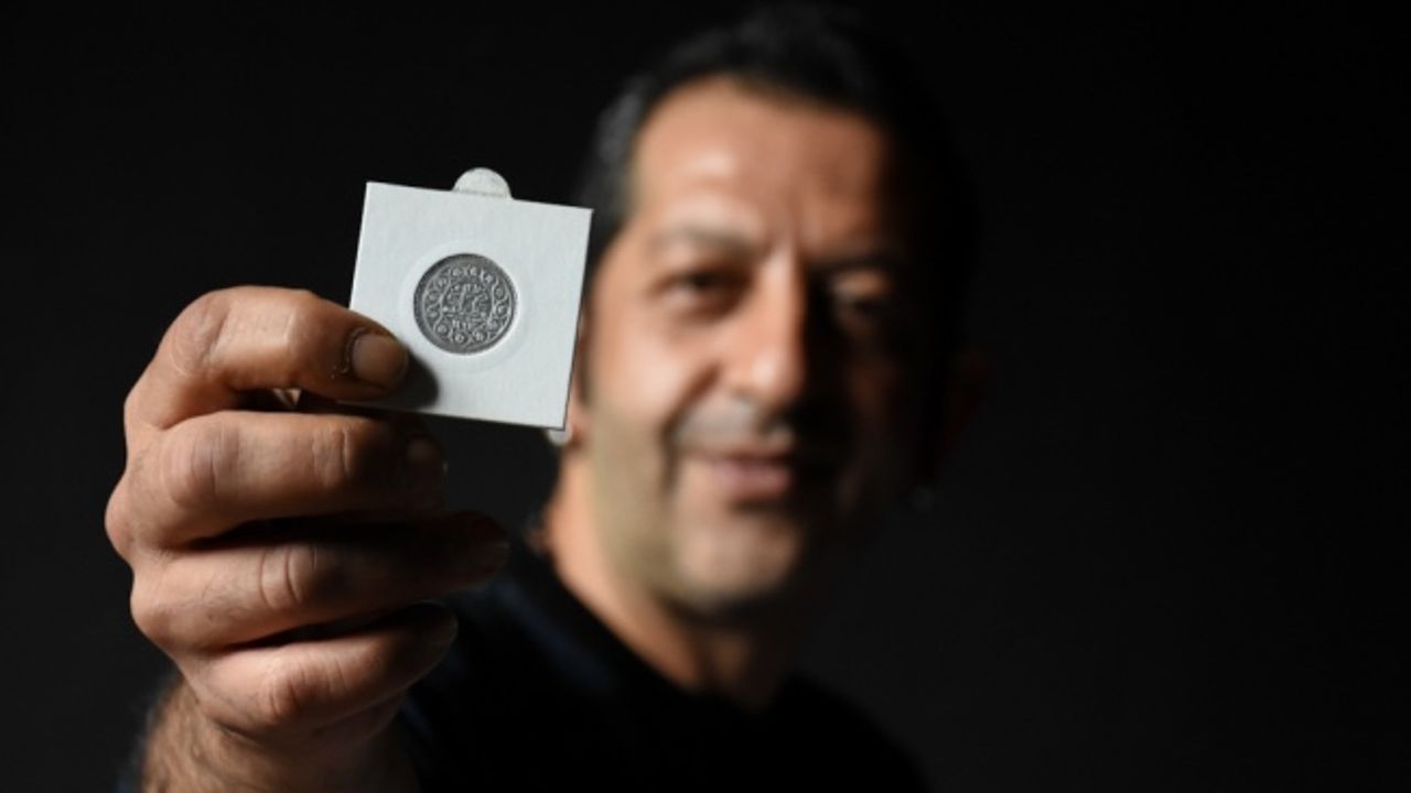 Koleksiyonunda çoğu gümüş on binlerce parası var
