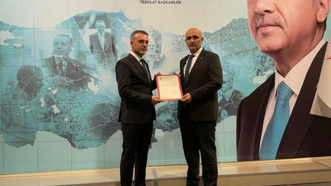 AKP Çayırova'da yeni başkan Erhan Sarıdede oldu