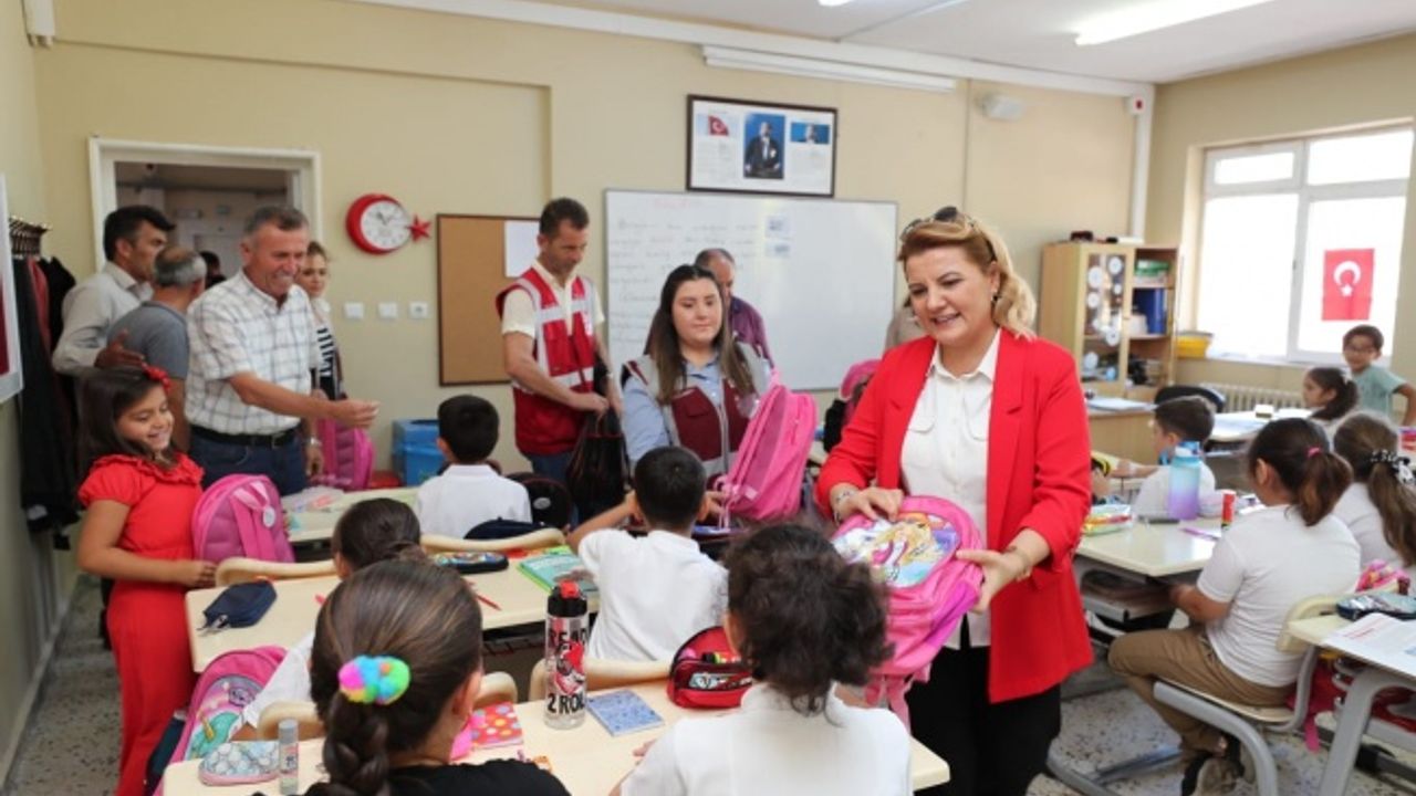 Başkan Hürriyet, köy okullarına eğitim desteğini sürdürüyor