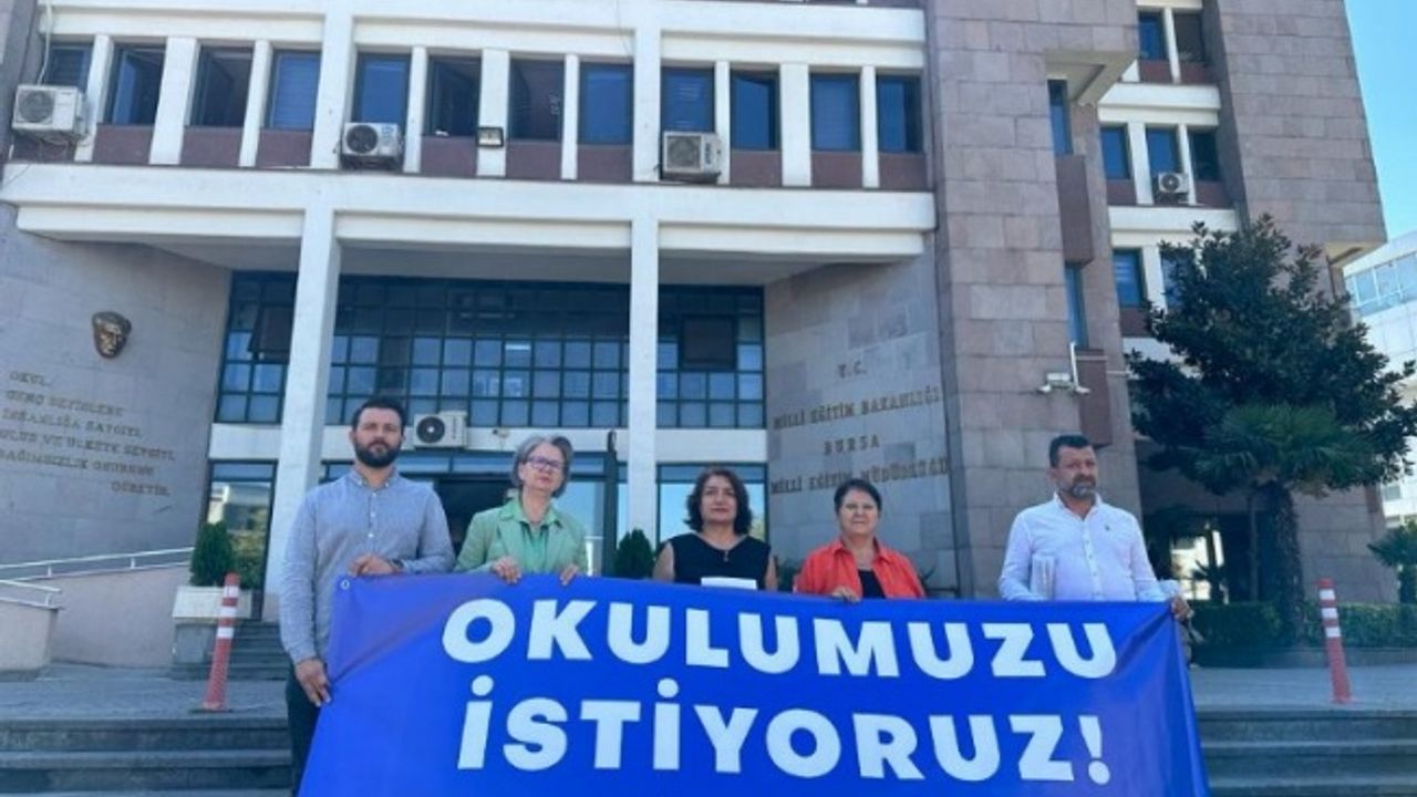 Bursa Nilüfer'de 6 mahalle Milli Eğitim önünde pankart açtı!