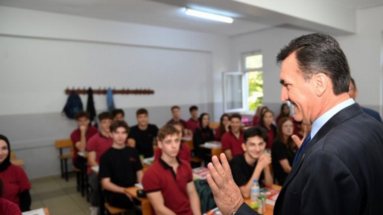 Bursa Osmangazi'de Başkan Dündar yeni haftaya da okulda başladı