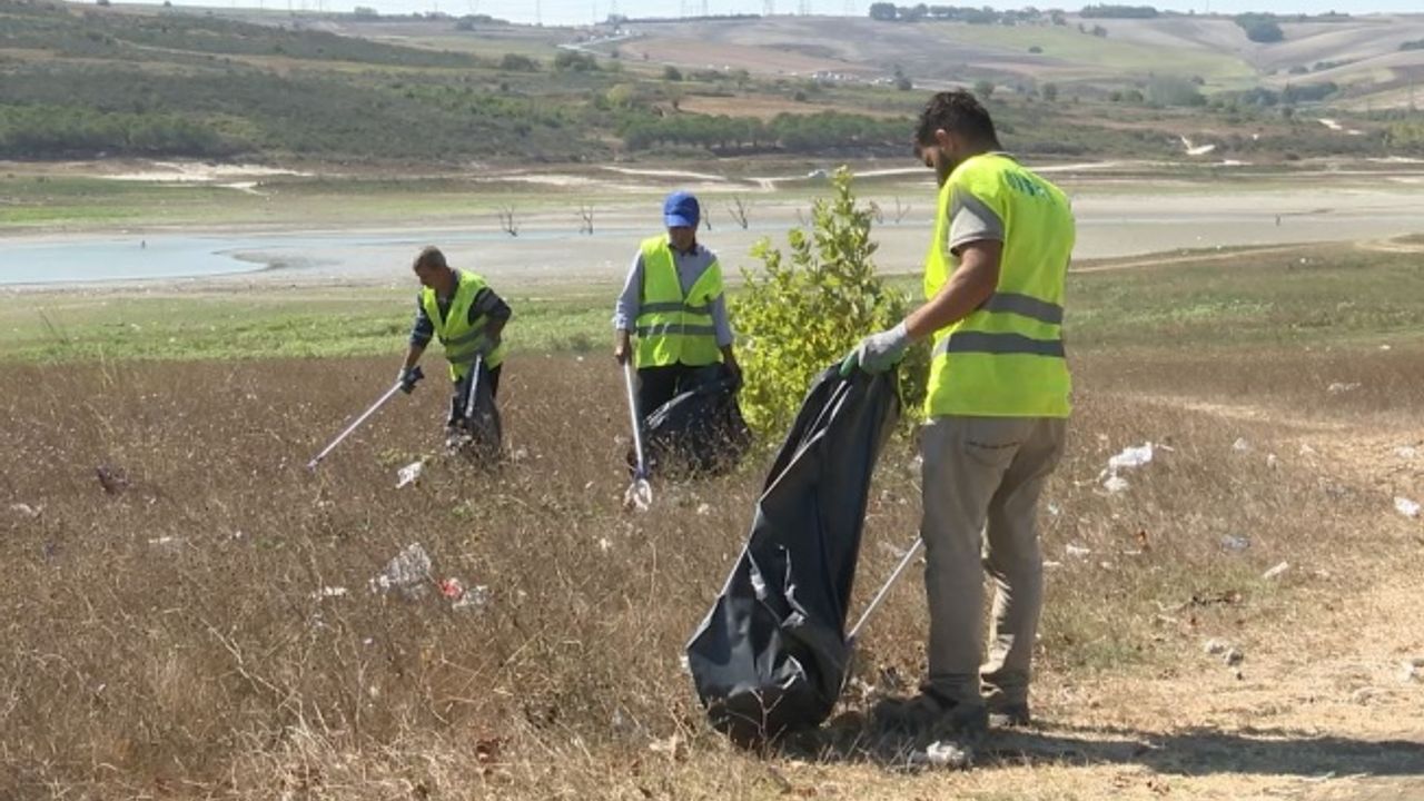 İBB ekipleri baraj havzalarında haftada 100 ton atık topluyor