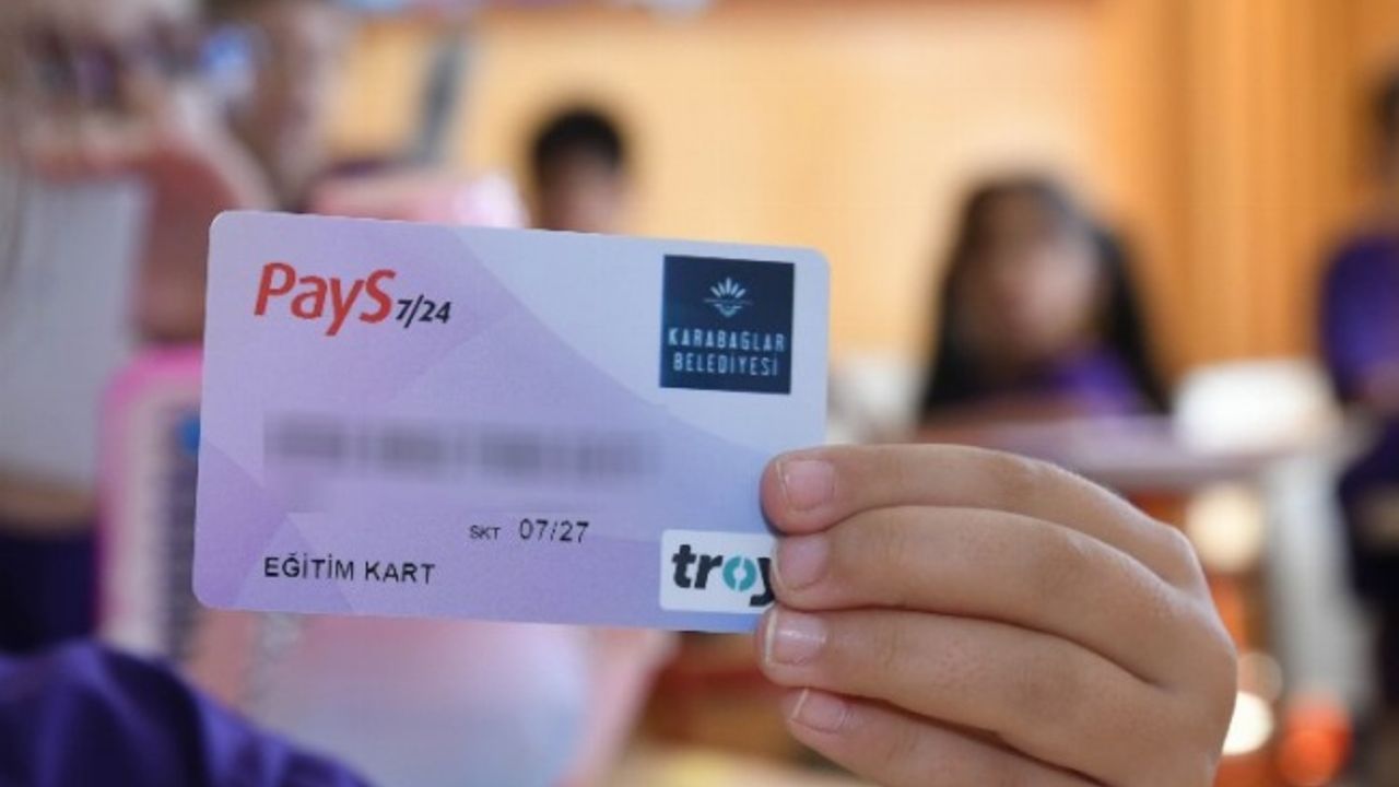 İzmir Karabağlar'da Eğitim Kart 5 bin aileye dağıtıldı