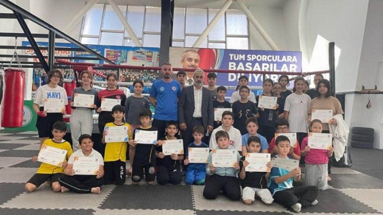 Yeni kick boks sporcuları kuşak diplomalarını aldı