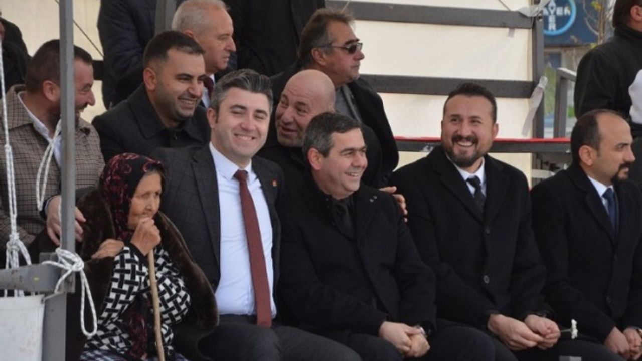 Herkes mont ararken o paltosunu verdi... Davranışı takdir topladı