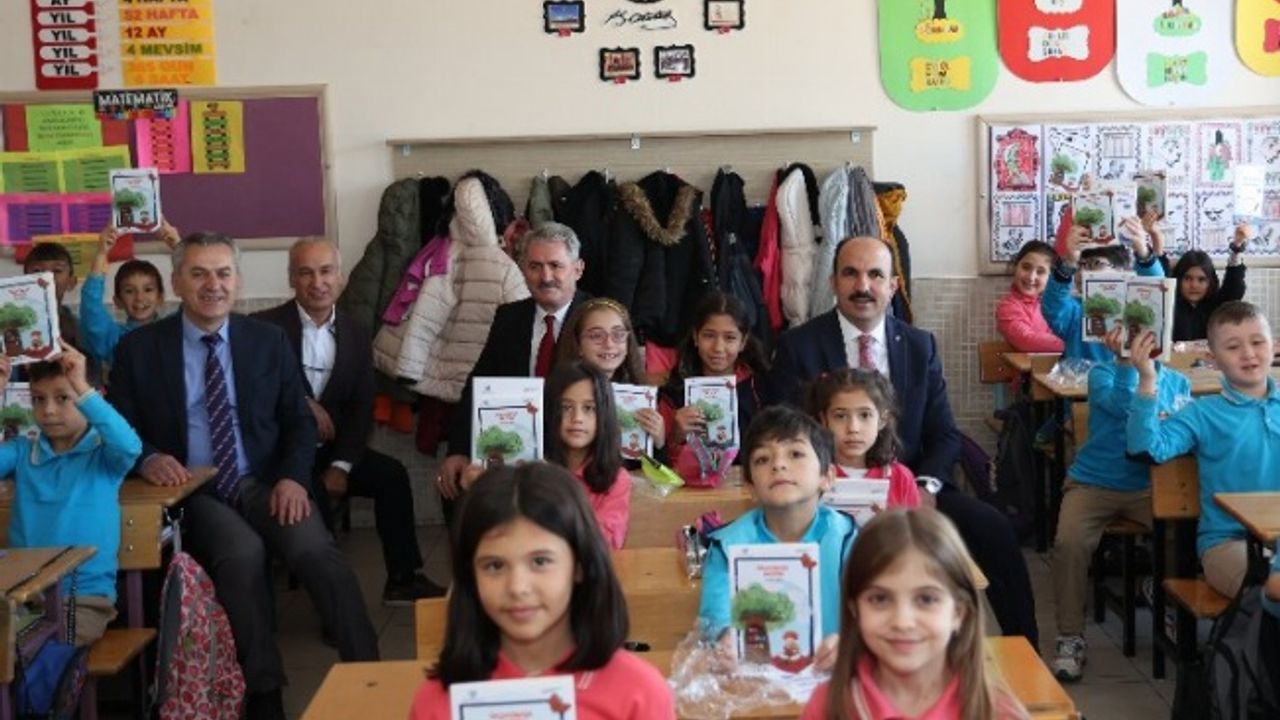 Konya'da Başkan Altay'dan 3. sınıf öğrencilerine hikaye kitabı