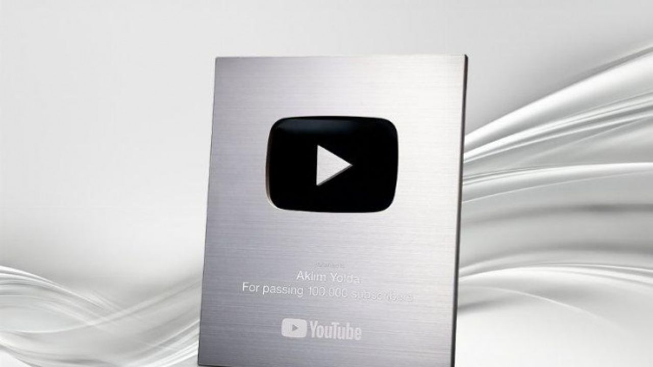 Aklım Yolda YouTube kanalına Silver Play Button plaketi