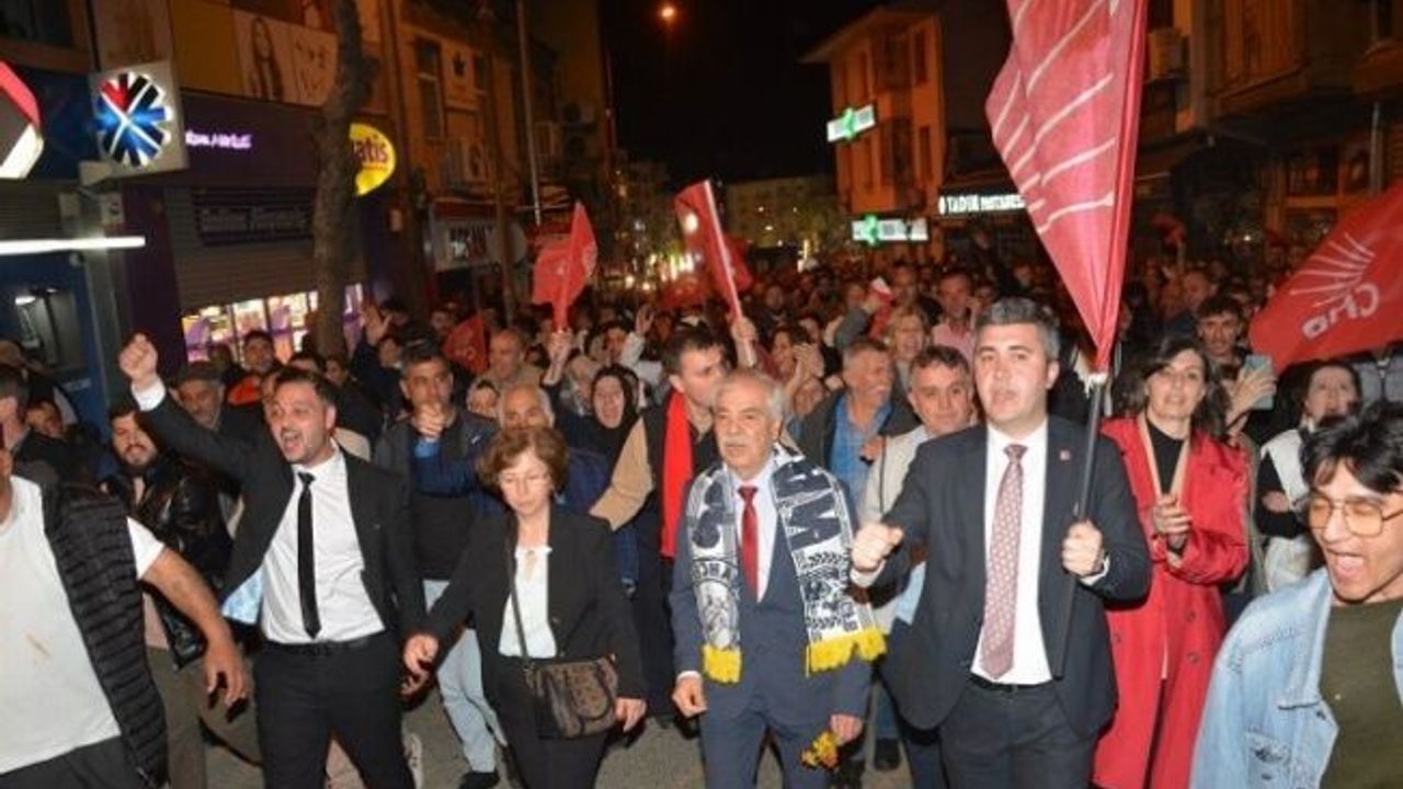 Özcan 10 bin kişi ile seçim galibiyetini  kutladı