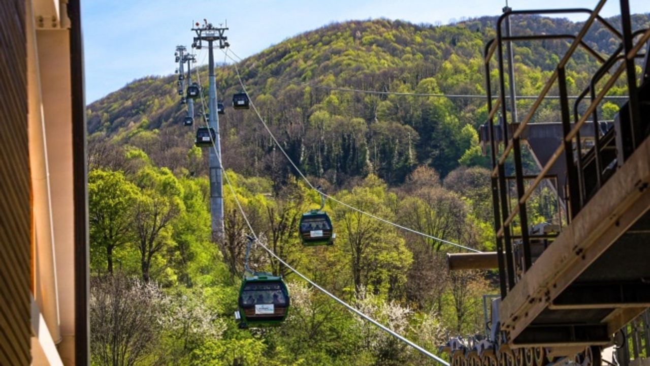Teleferik 114 bin kişiyi zirveye taşıdı