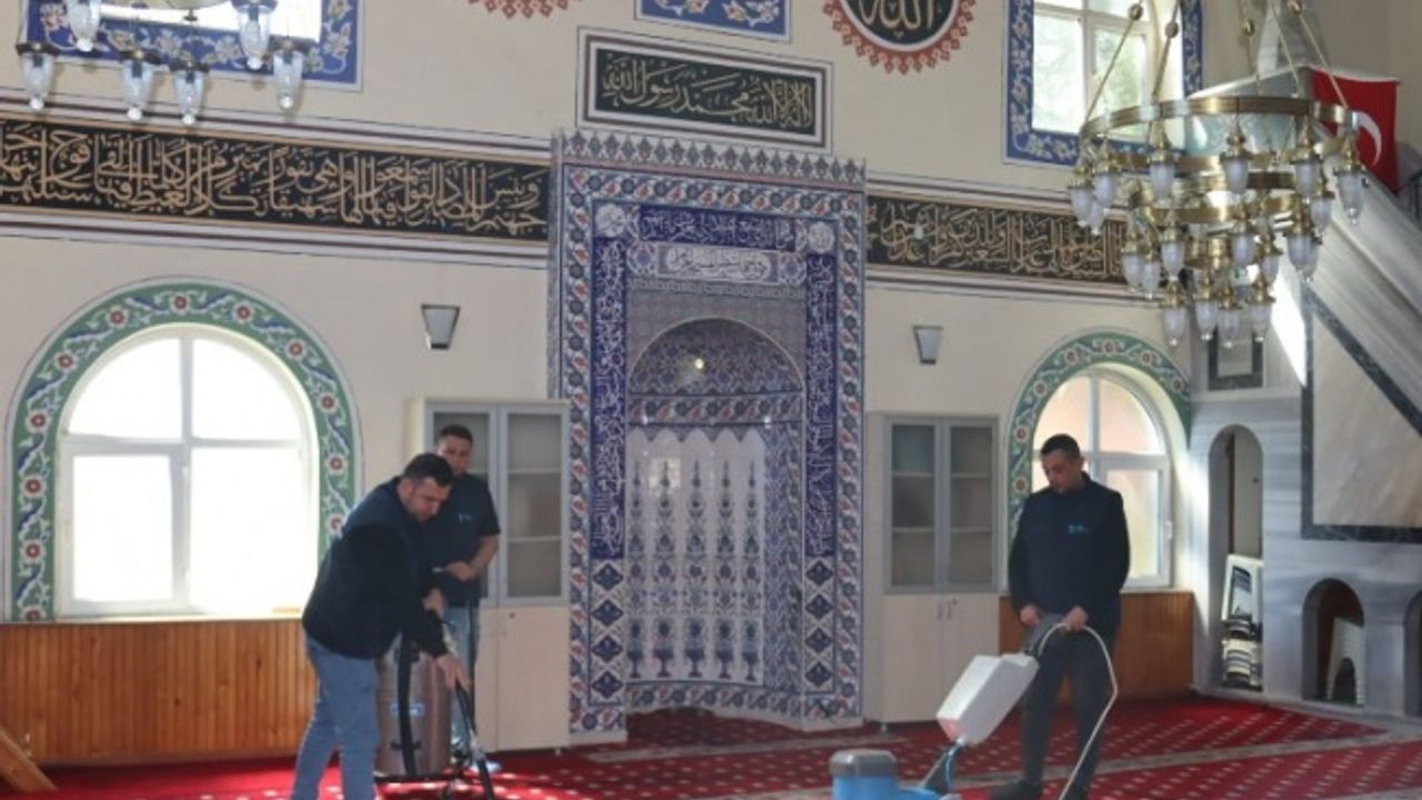 İzmit Belediyesi ibadethaneleri pırıl pırıl yapmaya devam ediyor
