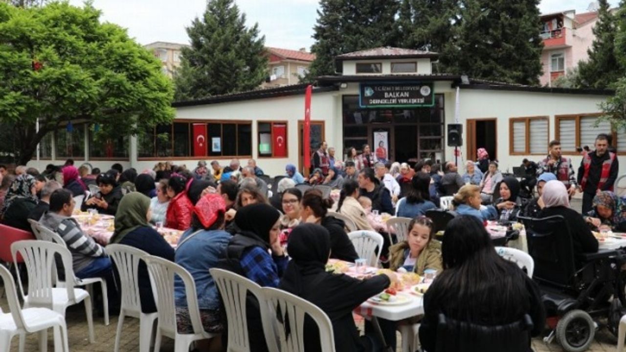 İzmit'te engelli bireyler ve aileleriyle kahvaltıda buluştu