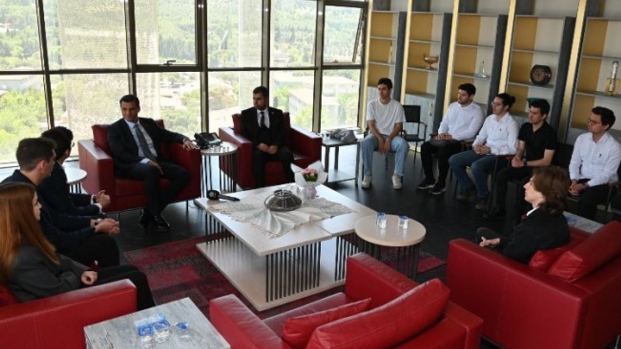 TEKNOFEST'e hazırlanan Manisalı gençlerden Başkan Zeyrek'e ziyaret