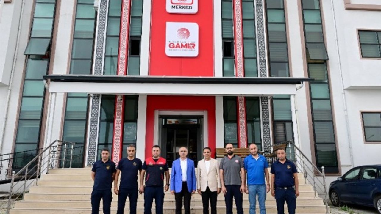Başkan Sami Er vatandaş ve görev başındaki personelle bayramlaştı