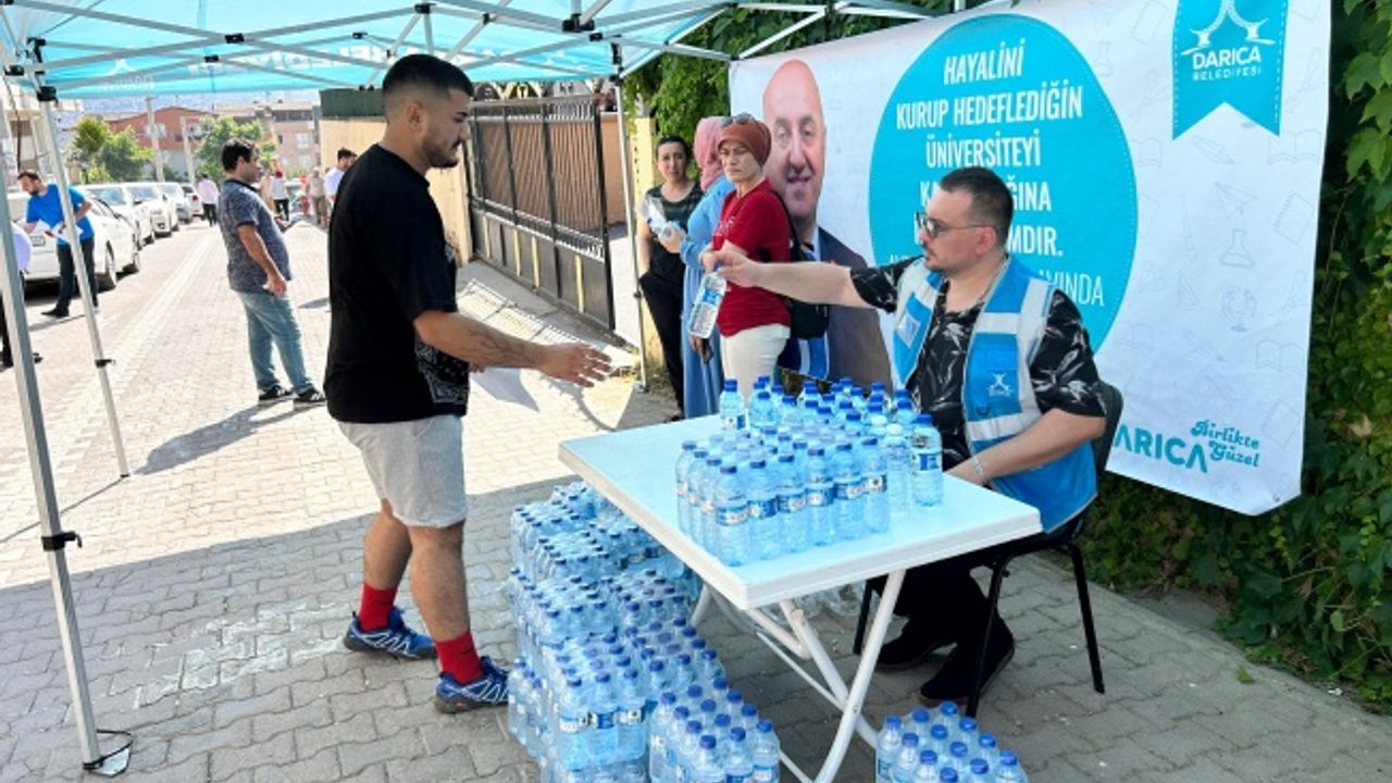 Darıca Belediyesi'nden YKS’ye Giren Öğrencilere Su İkramı