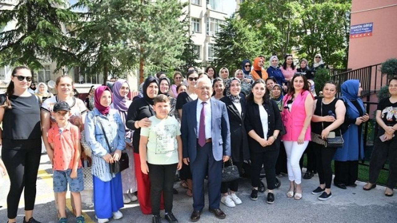 Kayseri protokolü karne coşkusuna ortak oldu