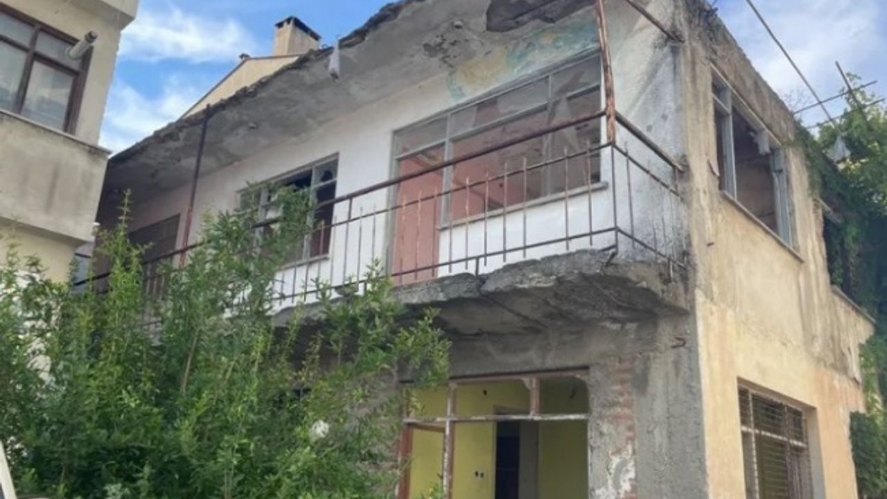 Mudanya, Güzelyalı’da başıboş evler korku saçıyor