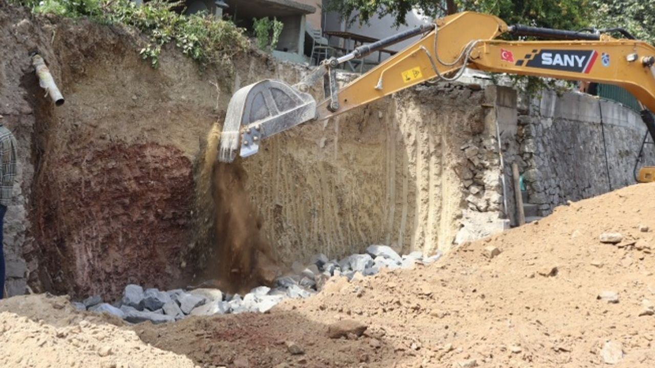 İzmit Belediyesi, istinat duvarı inşa ediyor