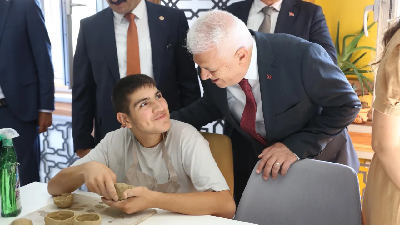 Başkan Bozbey, çocukların ilk ders zili heyecanına ortak oldu