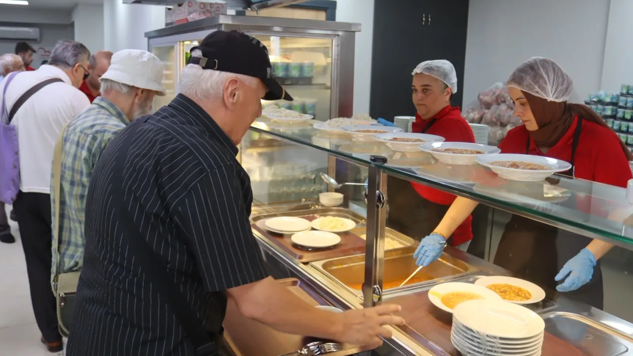 İzmit'te 'Paşa Kent Lokantası' büyük beğeni topladı