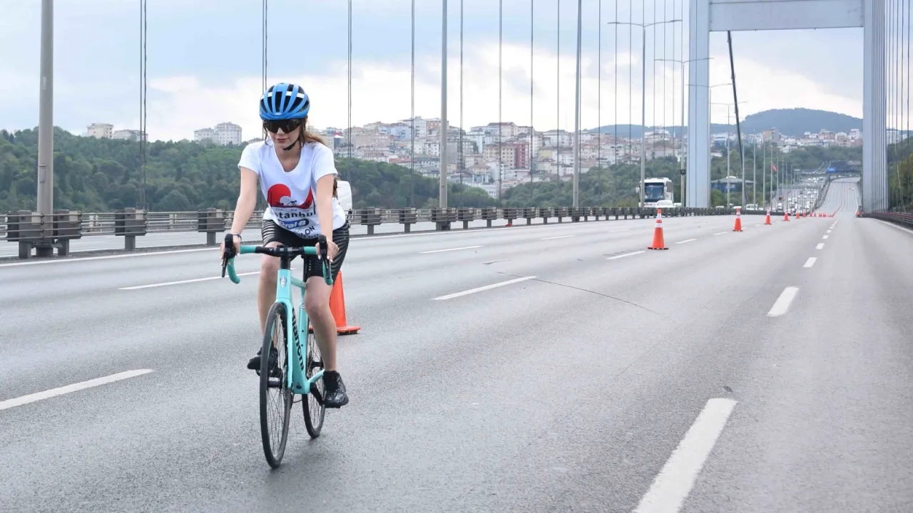 Ünlü oyuncu Avrupa'dan Asya'ya pedal çevirerek geçti