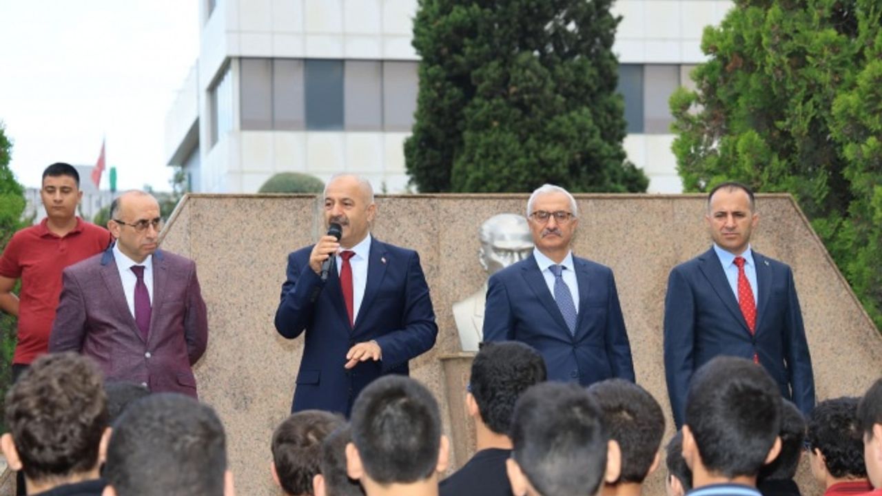 Kaymakam Özyiğit ve Başkan Büyükgöz Bayrak Töreninde