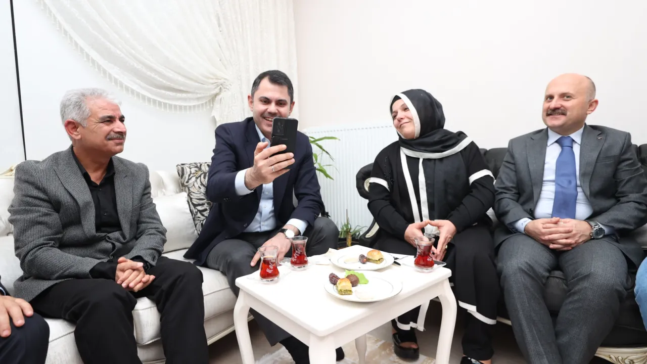 Adıyaman'da depremzede öğretmene ziyaret... Bakan Kurum: İnsan yetiştirmek daha değerli