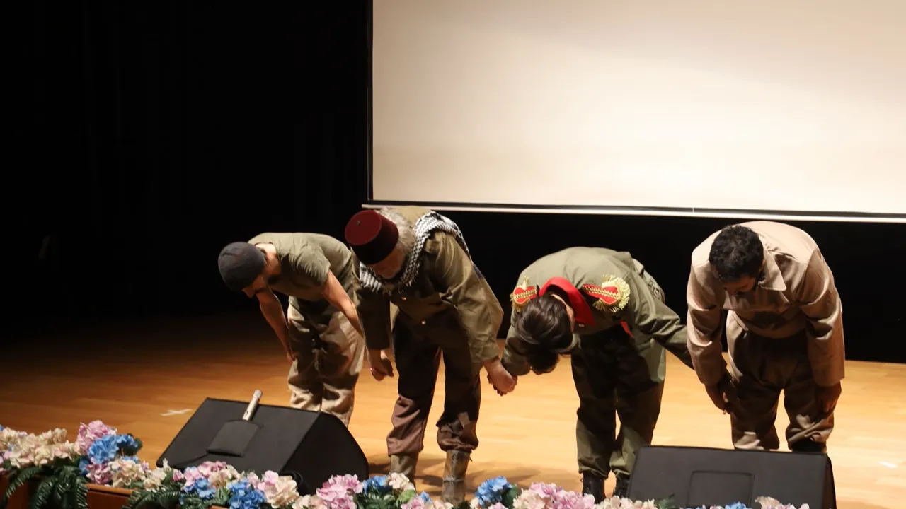 Sakarya'da “Aşk Derinlerde Onbaşı” tiyatro oyunu sanatseverlerle buluştu