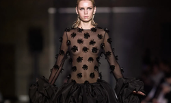 Bakü Fashion Week'te tüm gücüyle 'siyah' sahnede!