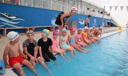 Çocuklar, İzmit Belediyesi ile yüzme öğreniyor