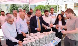Başkanlar Vatandaşa Aşure Dağıttı