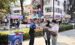 Büyükşehir Zabıtası Çiçek Dağıttı