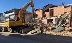 İzmit Belediyesinden kaçak yapı yıkımı