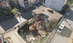 Çayırova’da metruk bina yıkıldı!