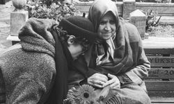 Oğlunun Mezarı Başında Çocukluğuna Tutundu!