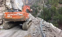Antalya Büyükşehir ekiplerinden Alacami Yolu'nda heyelan çalışması