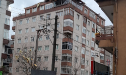 Gebze'de 7 katlı binanın çatısı uçtu!