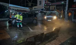 Bursa'da tarihi çarşı ve hanlarda gece mesaisi