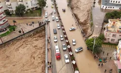 Mersin'de dere taştı, birçok araç zarar gördü
