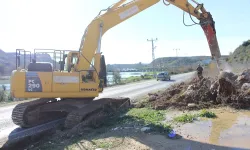 Antalya Büyükşehir Belediyesi ekiplerinden yol mesaisi