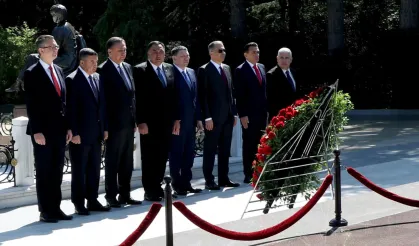 Bakan Yerlikaya'dan Bakü'de Aliyev’in kabrine ziyaret