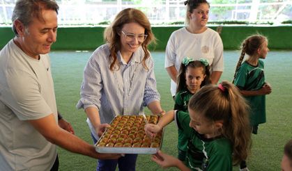 Abiş, minik sporcular ve anneleriyle sahada buluştu