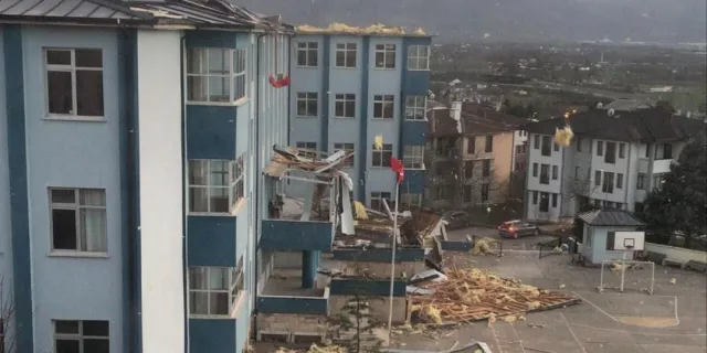 Düzce'de çatısı hasar gören okulda eğitime 1 gün ara!