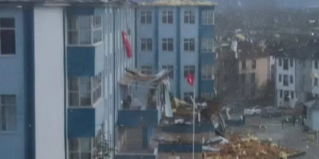 Düzce'de şiddetli rüzgârda lisenin çatısı yıkıldı