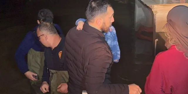 Manisa'da selde mahsur kalan aileyi itfaiye kurtardı