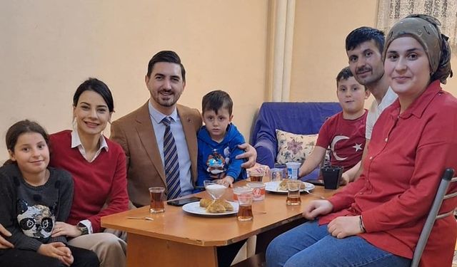 CHP’li Meclis üyeleri vatandaşla iftar yapıyor!