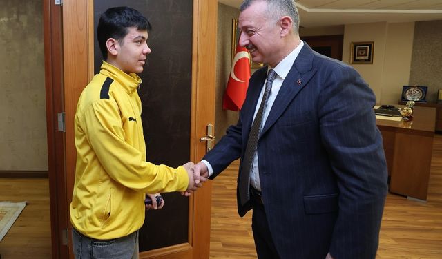 Kocaelisporlu Efe Kartal Büyükakın’ı Ziyaret Etti