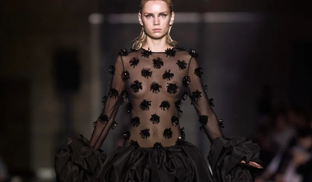 Bakü Fashion Week'te tüm gücüyle 'siyah' sahnede!