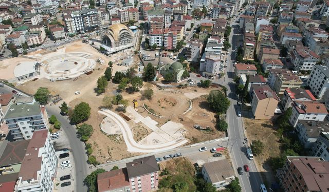 Kent meydanında çalışmalar hız kesmeden sürüyor