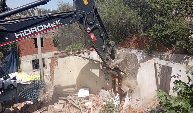 Dilovası'nda Tehlike Arz Eden Yapılar Yıkılıyor